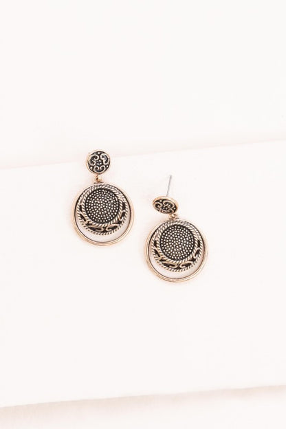 Golden hour, captured. The Setting Sun Drop Earrings are a tribute to twilight beauty—where warmth meets elegance. With their soft curves and radiant finish, these earrings evoke the glow of a sun dipping below the horizon. Perfect for sunset strolls, candlelit dinners, or adding a touch of romance to your everyday look.