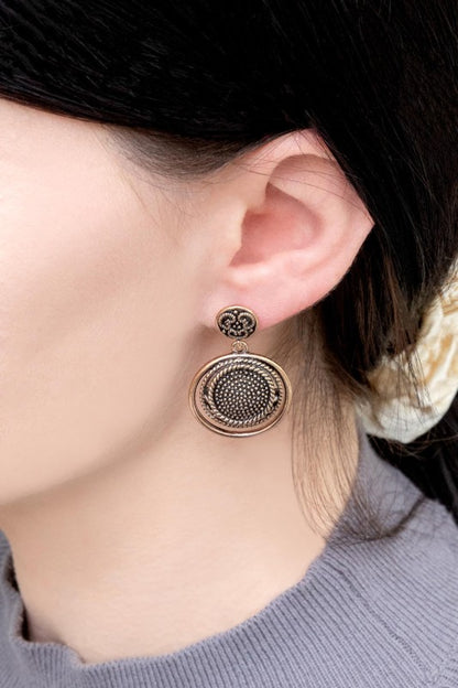 Golden hour, captured. The Setting Sun Drop Earrings are a tribute to twilight beauty—where warmth meets elegance. With their soft curves and radiant finish, these earrings evoke the glow of a sun dipping below the horizon. Perfect for sunset strolls, candlelit dinners, or adding a touch of romance to your everyday look.