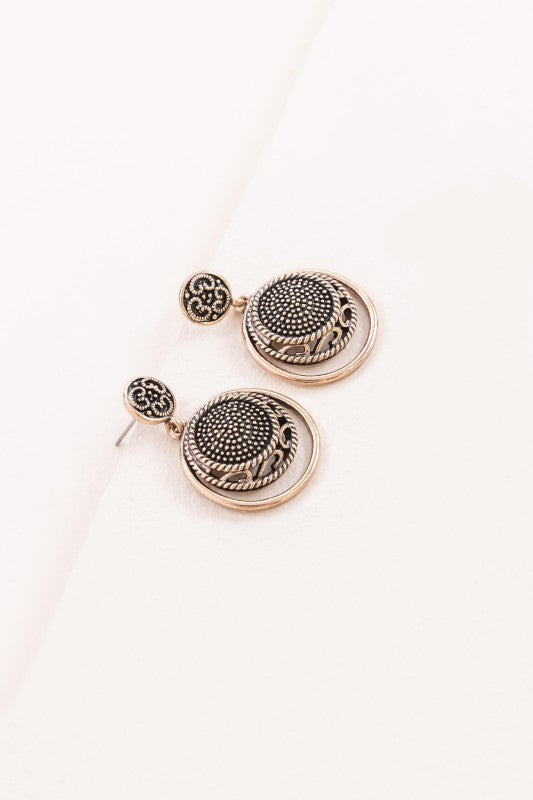 Golden hour, captured. The Setting Sun Drop Earrings are a tribute to twilight beauty—where warmth meets elegance. With their soft curves and radiant finish, these earrings evoke the glow of a sun dipping below the horizon. Perfect for sunset strolls, candlelit dinners, or adding a touch of romance to your everyday look.