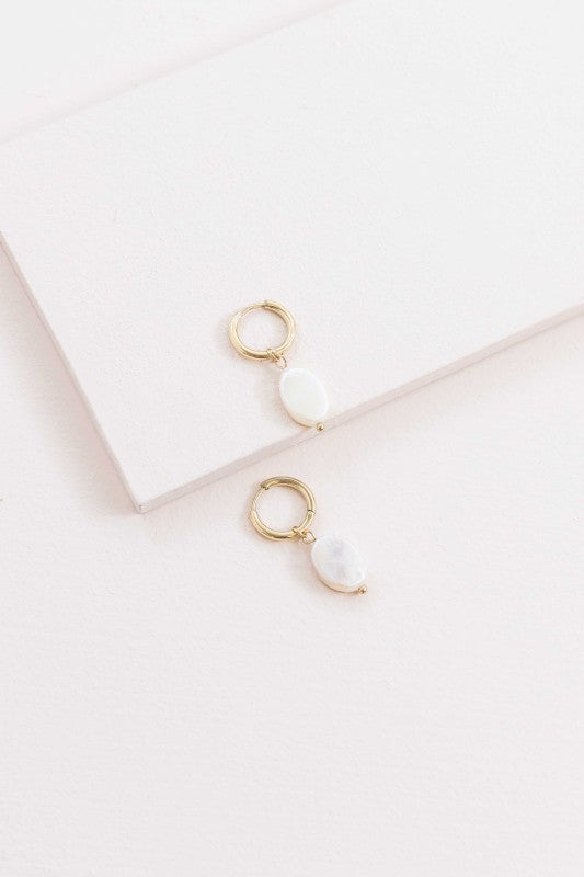 Golden hour, captured in a hoop. These Sunset Hoop Earrings blend warm ombré tones and shimmering accents to evoke the magic of twilight. Whether you're dressing for a beach party, a rooftop dinner, or just want to glow like the sky at dusk, these hoops bring the heat.