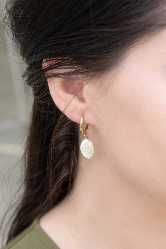 Golden hour, captured in a hoop. These Sunset Hoop Earrings blend warm ombré tones and shimmering accents to evoke the magic of twilight. Whether you're dressing for a beach party, a rooftop dinner, or just want to glow like the sky at dusk, these hoops bring the heat.
