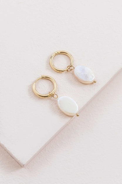 Golden hour, captured in a hoop. These Sunset Hoop Earrings blend warm ombré tones and shimmering accents to evoke the magic of twilight. Whether you're dressing for a beach party, a rooftop dinner, or just want to glow like the sky at dusk, these hoops bring the heat.