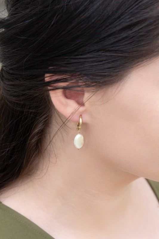 Golden hour, captured in a hoop. These Sunset Hoop Earrings blend warm ombré tones and shimmering accents to evoke the magic of twilight. Whether you're dressing for a beach party, a rooftop dinner, or just want to glow like the sky at dusk, these hoops bring the heat.