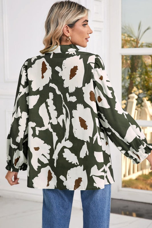 Nostalgic 60s floral print gives this blouse vintage boho vibes. 