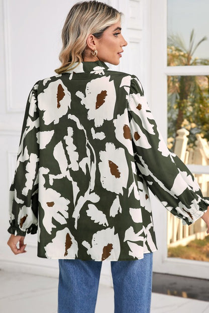 Nostalgic 60s floral print gives this blouse vintage boho vibes. 