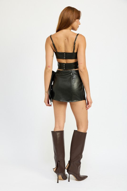 Perfect match with high-waist jeans or skirts.