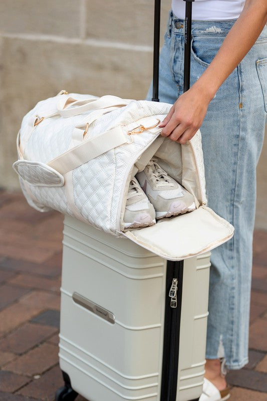 Stylish white quilted gym bag featuring a classic pattern and ample space for essentials.