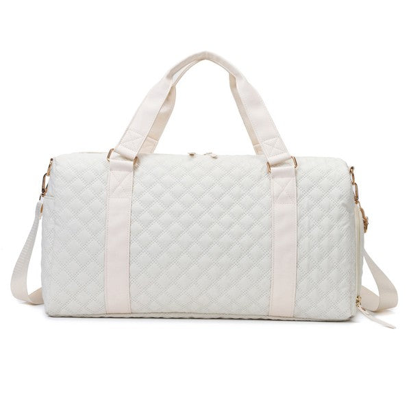 Stylish white quilted gym bag featuring a classic pattern and ample space for essentials.