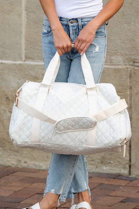 Stylish white quilted gym bag featuring a classic pattern and ample space for essentials.